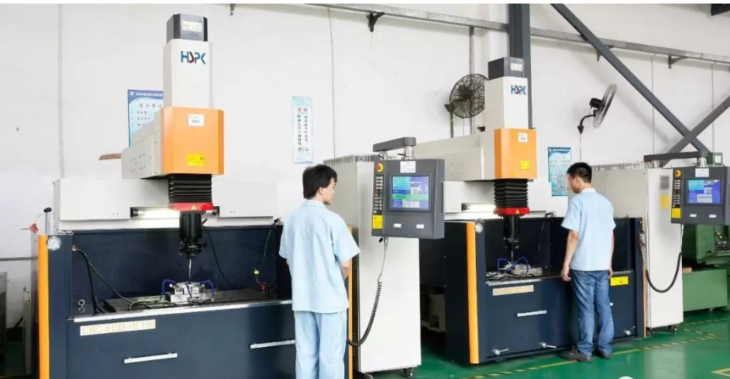 大型塑膠模具機器設備圖片